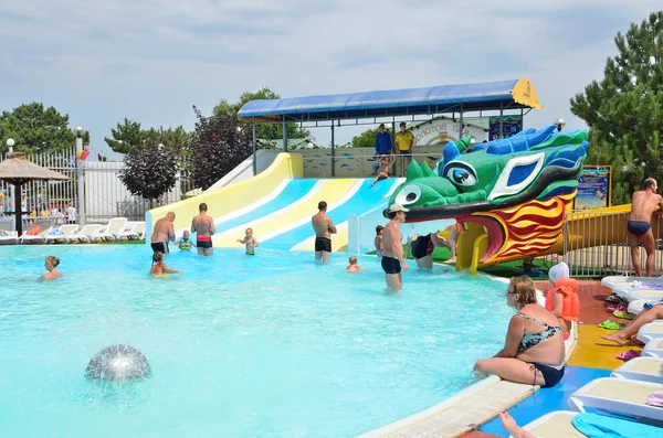 Anapa, Rusya, Temmuz, 19, 2017. İnsanlar su Park Anapa "Golden beach" — Stok fotoğraf