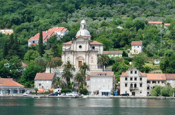 Plébánia templom a betlehemes szűz. Kotor-öböl, Prcanj, Montenegro — Stock Fotó