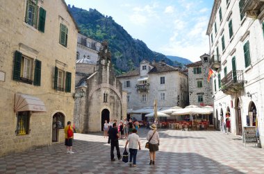 Kotor şehir, Karadağ, 24 Haziran 2015, turist Kirche St. Lukas yakınındaki antik Kotor yürüyüş