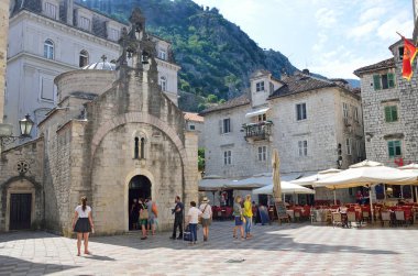 Kotor şehir, Karadağ, 24 Haziran 2015, turist Kirche St. Lukas yakınındaki antik Kotor yürüyüş