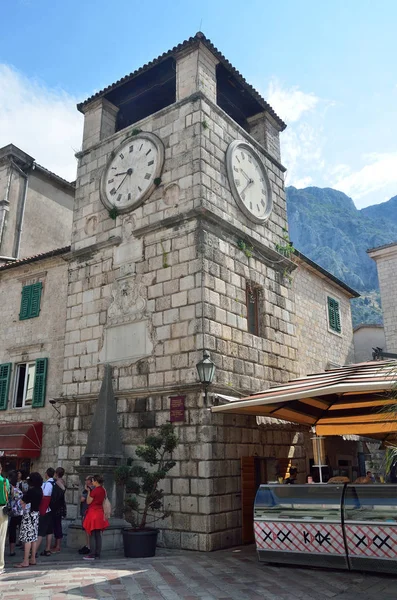 Kotor şehir, Karadağ, 24 Haziran 2015, turistler eski Kotor Plaza de Armas yürürken yakınındaki Saat Kulesi, tarihi kent, Kotor, Karadağ