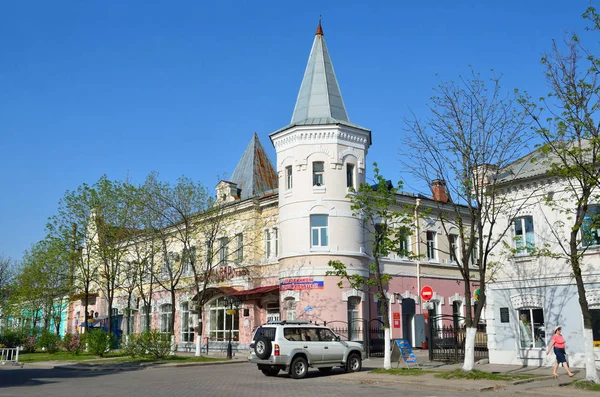 Ussuriysk, Ryssland, maj 19, 2016. Bil nära monumentet av arkitekturen i det sena 19th century - varuhuset av handel hus ”Kunst och Albers” i den historiska stadskärnan i Ussuriysk — Stockfoto