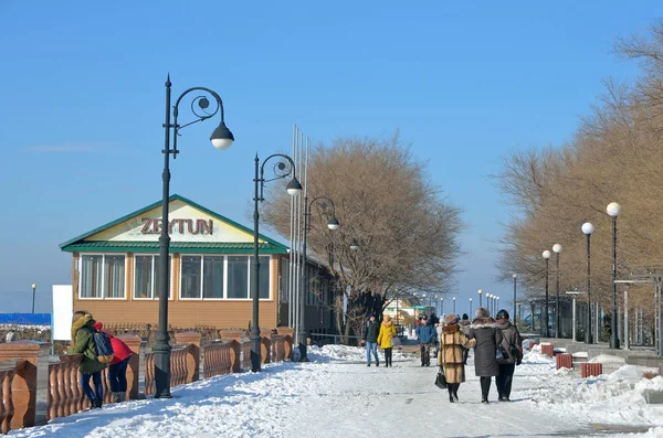 Vladivostok, Russia, December, 25, 2016. People walking on Sportivnaya embankment in winter — Stock Photo, Image