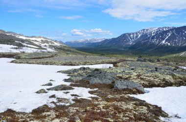 Rusya, Kola Yarımadası, bulutlu günde yaz aylarında Khibiny dağlarında