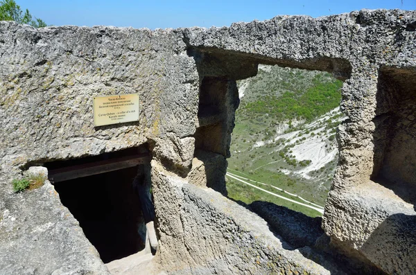 Crimea, Bakhchisaray, la ciudad cueva Chufut Kale. Las ruinas de un sótano rico Karaite casa solariega del siglo 17 y Chaush-Kobasa — Foto de Stock