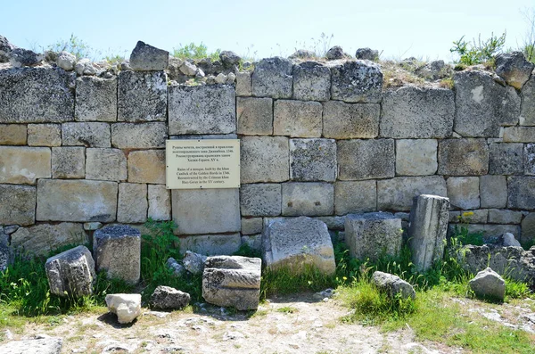 Krym, Bakczysaraj, cave city Chufut Kale. Ruiny starożytnych Meczet — Zdjęcie stockowe