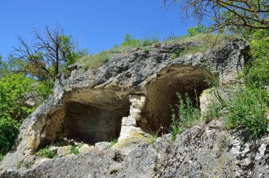 Crimea, Bahçesaray, mağara şehir Chufut Kale baharda