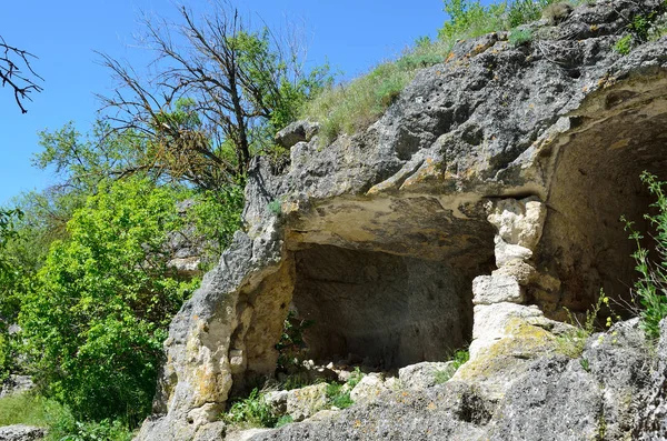 Crimea, Bahçesaray, mağara şehir Chufut Kale baharda