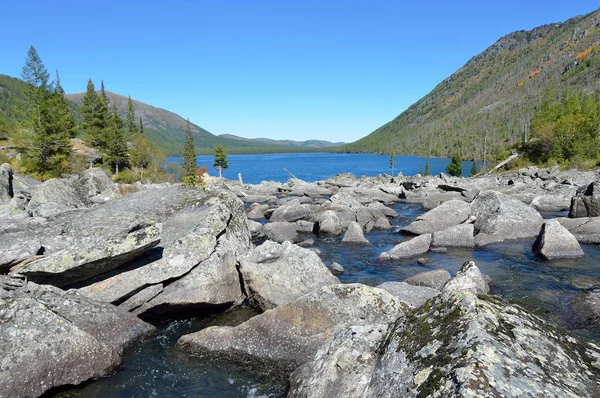 Russia,  Altai mountains, the Noises (Shumy) between the lower Multinskoe and middle Multinskoye lakes — Stock Photo, Image