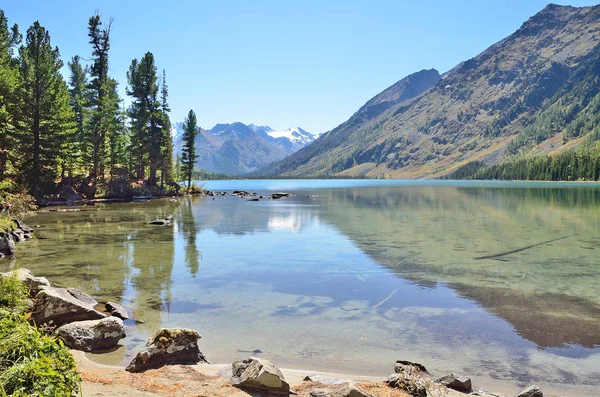 Rusia, territorio de Altai, distrito de Ust-Koksinsky, el lago Multinskoye promedio en septiembre — Foto de Stock