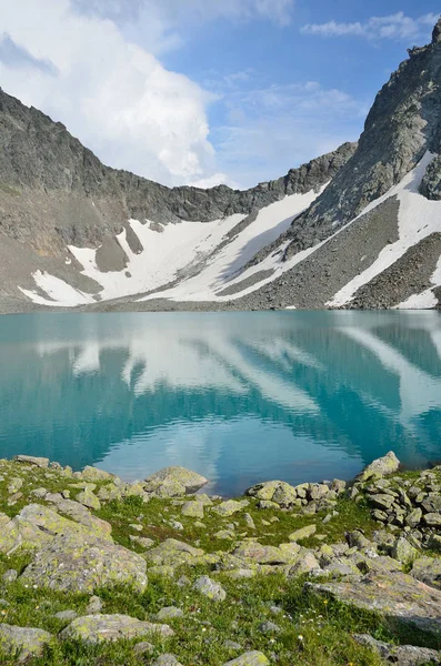 Rusya, Kafkasya, Bush dağlık Gölü yaz aylarında — Stok fotoğraf