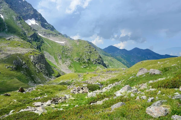 Russia, paesaggi estivi della riserva della biosfera caucasica in tempo nuvoloso — Foto Stock