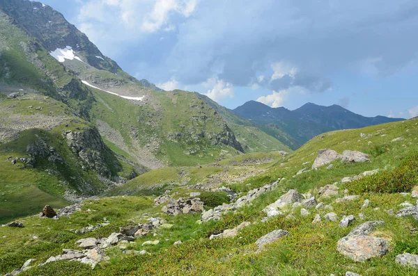 Russia, paesaggi estivi della riserva della biosfera caucasica in tempo nuvoloso — Foto Stock