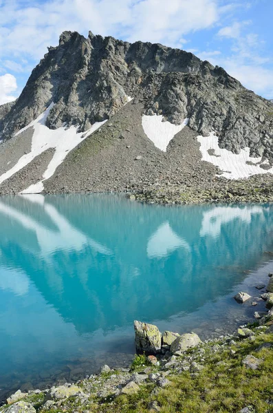 Rusya, Kafkasya, Bush dağlık Gölü yaz aylarında — Stok fotoğraf