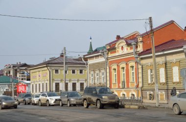 Irkutsk, Rusya, Mart, 03, 2017. 3 Temmuz sokakta 130 çeyreğinde 17 Şubat 2017 üzerinde park edilmiş arabalar