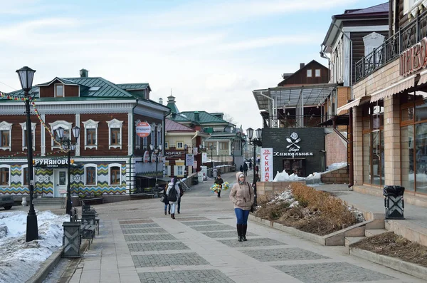 Irkutsk, russland, märz, 03, 2017. menschen spazieren im alten stil 130-ten viertel in irkutsk — Stockfoto