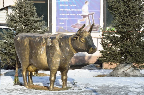 伊尔库次克，俄罗斯，2017 年 3 月 3 日。一头牛在公园的伊尔库茨克 （伊尔库次克雕塑公园 350 周年庆典的青铜雕塑) — 图库照片
