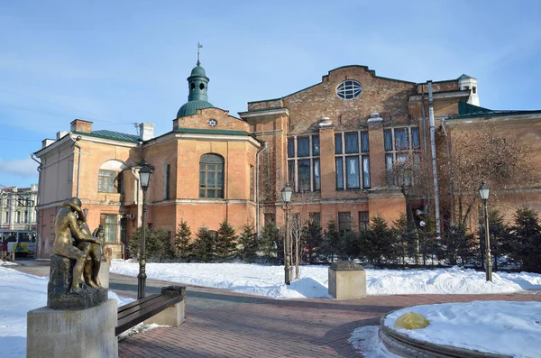 Irkutsk, Rússia, 03 de março de 2017. O banco de amantes, escultura "do Beijo" no 350o aniversário de Parque de Irkutsk (Parque de escultura de Irkutsk ) — Fotografia de Stock