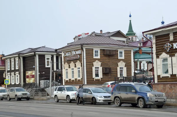 Irkutsk, Rusya, Mart, 03, 2017. 3 Temmuz sokakta 130 çeyreğinde 17 Şubat 2017 üzerinde park edilmiş arabalar