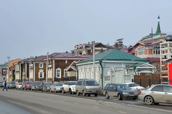 Иркутск, Россия, 03 марта 2017 г. Автомобили, припаркованные на улице 3 июля в 130 квартале 17 марта 2017 года — стоковое фото