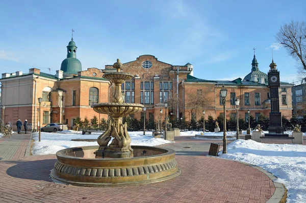 Irkutsk, russland, märz, 03, 2017. Brunnen "Schwanengesang" und "Big Ben" im park des 350 jubiläums von irkutsk im zeitigen frühling — Stockfoto