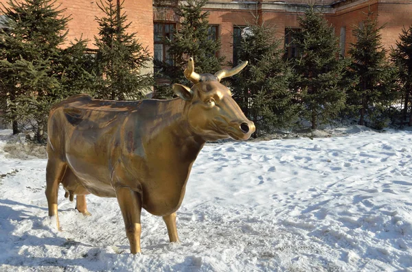 Irkutsk, Ryssland, mars 03, 2017. Skulptur av gyllene ko i parken av 350: e årsdagen av Irkutsk (Irkutsk skulptur Park) — Stockfoto