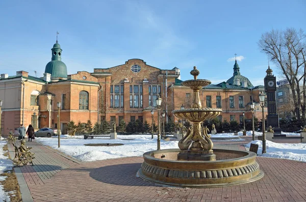 Irkutsk, Russia, March, 03, 2017. Fountain "Swan song" and "big Ben" in the Park of the 350 anniversary of Irkutsk in the early spring — Stock Photo, Image