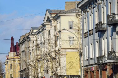 Irkutsk, Rusya, Mart, 03, 2017. Arabalar vardır üzerinde Karl Marx'ın bahar Irkutsk'da sokakta
