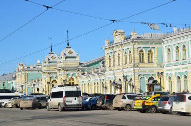 Irkutsk, Rusya, Mart, 17, 2017. Tren İstasyonu, Irkutsk building yakınındaki arabalar
