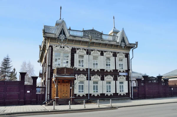 Irkutsk, russland, 16. märz 2017. "schnürendes" Holzhaus des Kaufmanns Shastin in Irkutsk. friedrich engels straße, haus 21 — Stockfoto