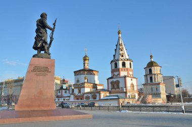 Irkutsk, Rusya, Mart, 16, 2017. Epiphany Katedrali ve bahar Irkutsk'da kurucuları Anıtı