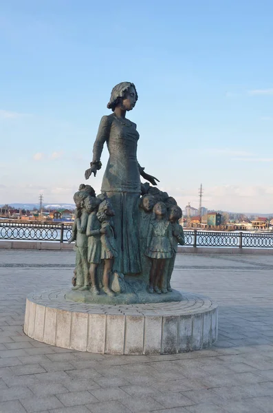 Irkutsk, Russia, March, 16, 2017. The monument to the teacher surrounded by children on the Lower embankment in Irkutsk, Russia — Stock Photo, Image