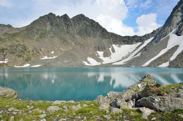 ロシア、コーカサス、夏のブッシュ山岳湖 — ストック写真