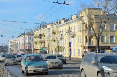 Irkutsk, Rusya, Mart, 03, 2017. Irkutsk erken baharda Lenin Caddesi üzerinde çok araba