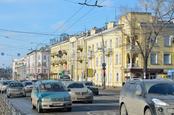 Irkuck, Rosja, 03 marzec 2017. Wiele samochodów na ulicy Lenina wczesną wiosną w Irkucku — Zdjęcie stockowe