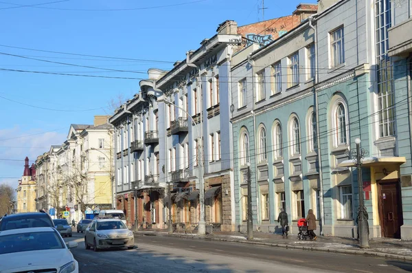 Irkoetsk, Rusland, maart, 03, 2017. Auto's zijn op de Karl Marx straat in Irkoetsk in het voorjaar — Stockfoto