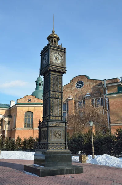 Irkutsk, Ryssland, mars 03, 2017. 'Big Ben' klocka i parken av 350-årsdagen av Irkutsk tidigt på våren — Stockfoto