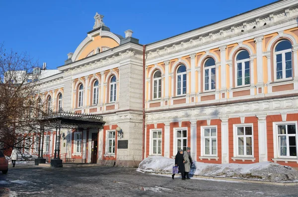 Irkutsk, Rússia, 16 de março de 2017. O edifício histórico no qual a partir de 1884 ano foi localizado Trapeznikova industrial (técnico) escola — Fotografia de Stock