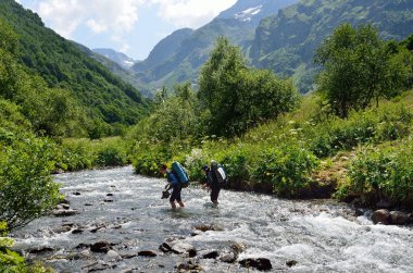 Batı Kafkasya, Rusya, 04 Ağustos 2017. İki sportif kız nehirde yaz Imeretinka gölet ve göllerde