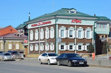 Irkutsk, Rusya Federasyonu, Mart, 17, 2017.Irkutsk, araba yakınındaki 130-inci çeyrekte 3-th Temmuz Caddesi'nde eski tarz ahşap evler