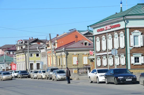 Irkutsk, Rusya, Mart, 17. 2017. arabalar 3 Temmuz sokakta 130 çeyreğinde Mart ayında Park