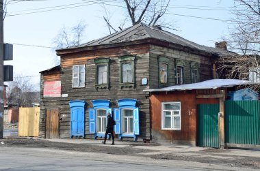 Irkutsk, Rusya, Mart, 17, 2017. Irkutsk askeri ahşap house civarındaki Aralık olaylar sokakta yürüyen kadın
