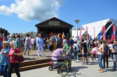       Vladivostok, Rusya, Eylül, 10, 2017. İnsanlar altın Kolyma pavilion 