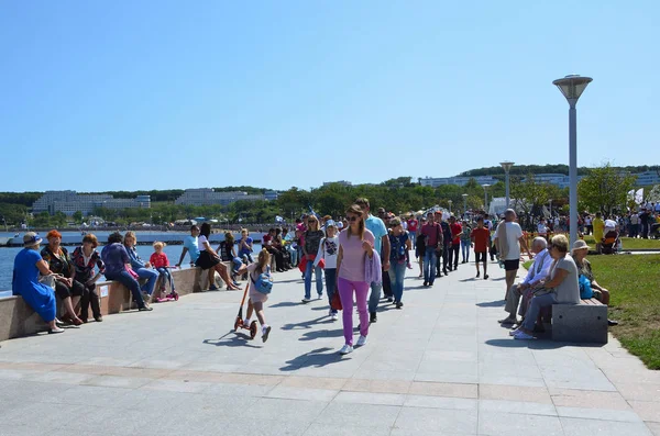 Vladivostok Rusia Septiembre 2017 Muchas Personas Caminando Largo Del Paseo — Foto de Stock