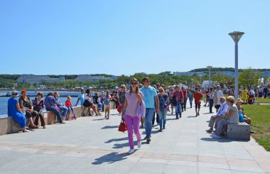 Vladivostok, Rusya, Eylül, 10, 2017. Birçok kişi bölge Fefu Adası Rus (çöpünü) ayında Vladivostok Tarih boyunca yürürken