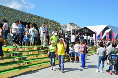 Vladivostok, Rusya, Eylül, 10, 2017. İnsanlar altın Kolyma o pavilion 