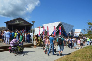       Vladivostok, Rusya, Eylül, 10, 2017. İnsanlar altın Kolyma o pavilion 