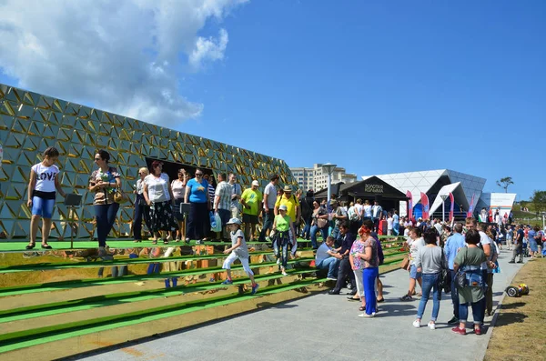 Vladivostok, Rusya, Eylül, 10, 2017. İnsanlar altın Kolyma o pavilion 