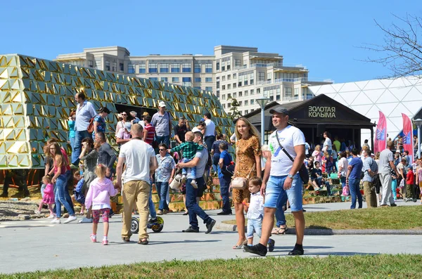 Vladivostok Rusia Septiembre 2017 Gente Caminando Cerca Del Pabellón Golden —  Fotos de Stock