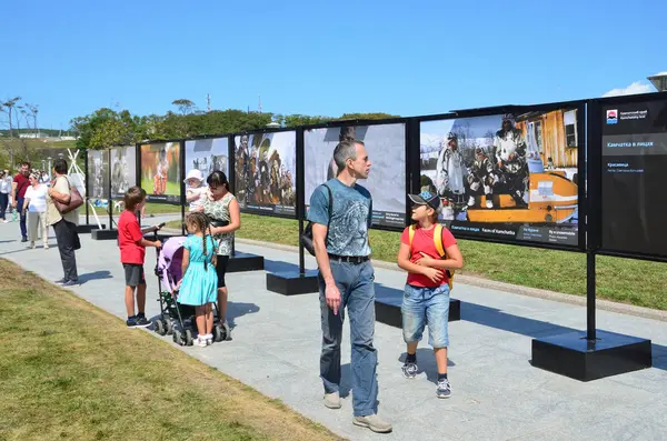 Vladivostok, Rusya, Eylül, 10, 2017. Birçok kişi Fefu bölge Vladivostok Russkiy Adası üzerinde tarih boyunca yürüyüş